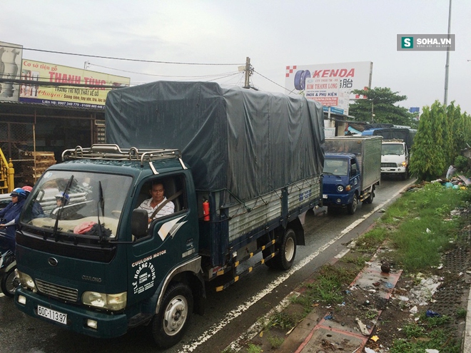 Xe tải chắn ngang đường, giao thông cầu vượt Bình Phước tê liệt - Ảnh 1.