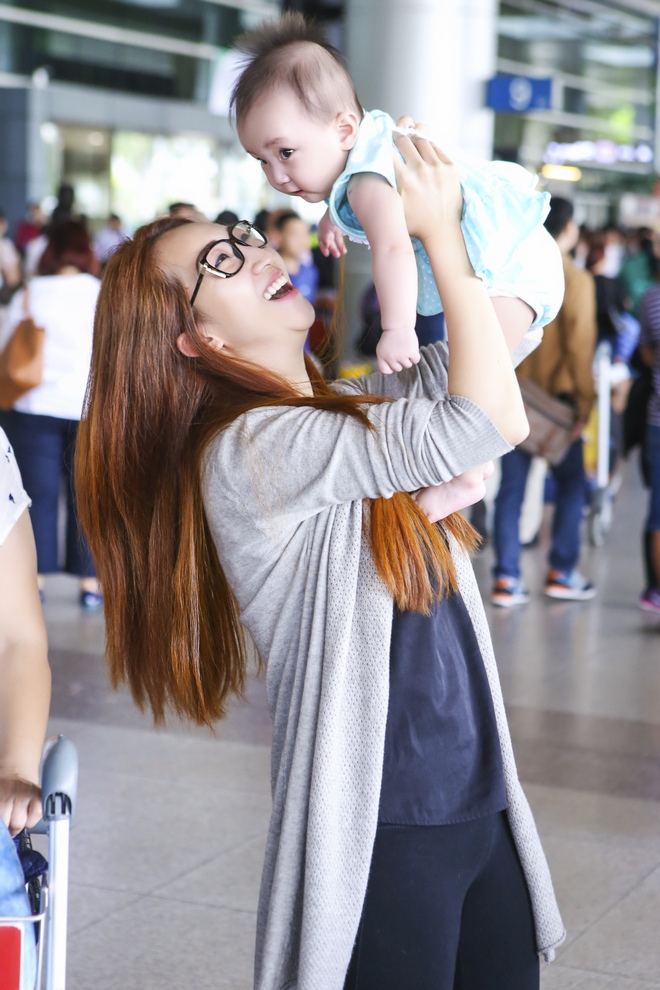Lều Phương Anh gây chú ý khi xuất hiện cùng con gái ở sân bay - Ảnh 9.