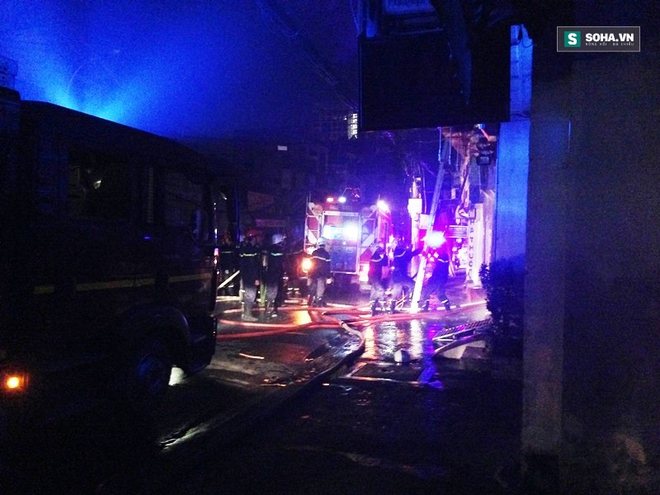 Ngôi nhà 3 tầng cháy lớn trong đêm, 4 người may mắn thoát hiểm - Ảnh 1.