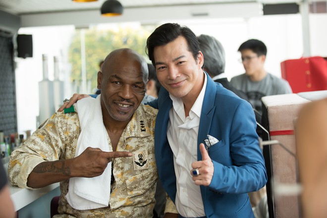 Mike Tyson nắm tay thân thiết với Trần Bảo Sơn trên phim trường - Ảnh 3.