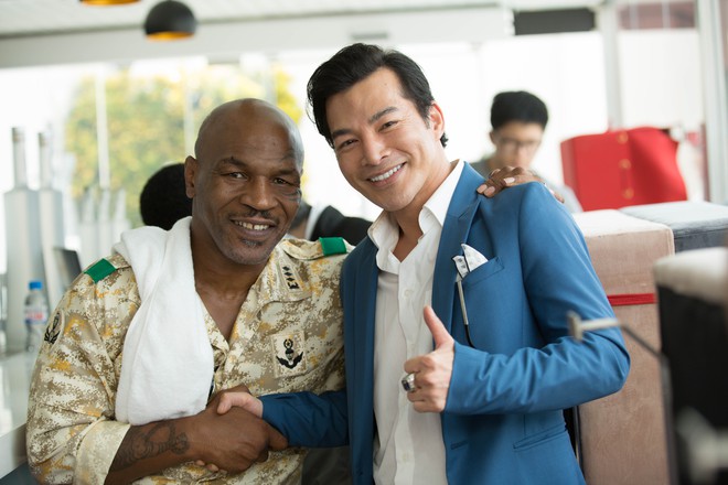 Mike Tyson nắm tay thân thiết với Trần Bảo Sơn trên phim trường - Ảnh 2.