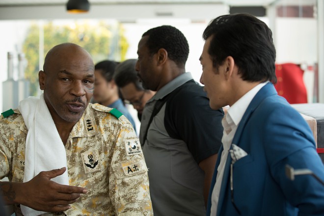 Mike Tyson nắm tay thân thiết với Trần Bảo Sơn trên phim trường - Ảnh 5.
