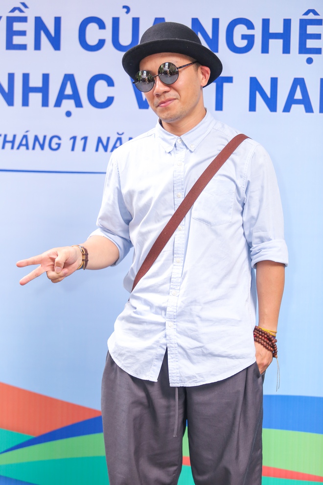 Rapper Tiến Đạt gây chú ý với gu ăn mặc đầy cá tính - Ảnh 1.