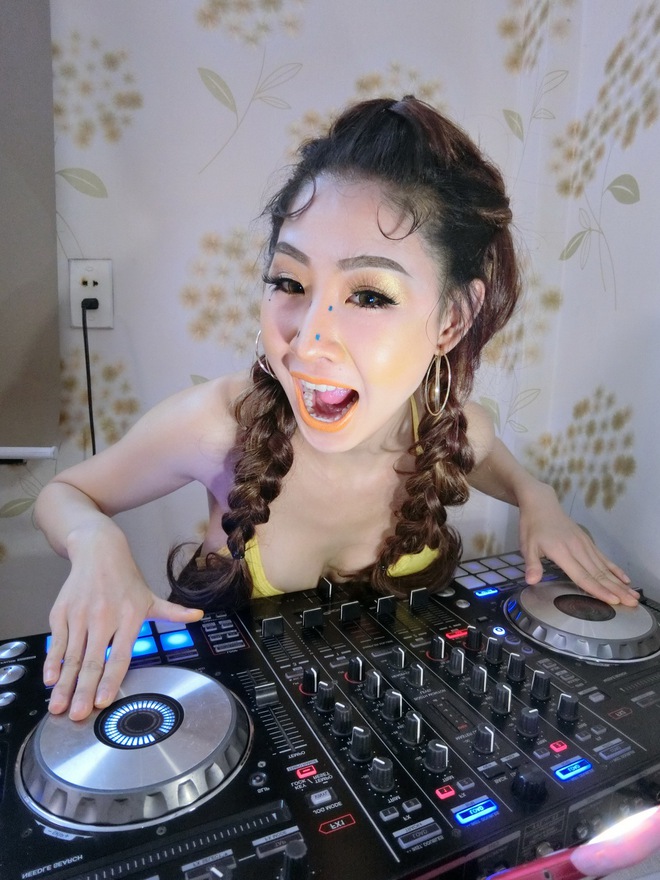 DJ Oxy quá nỏng bỏng khi chỉ mặc bikini chơi nhạc - Ảnh 6.