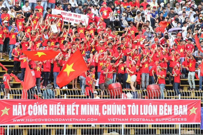 Người Anh thi nhau kể xấu bóng đá Việt Nam - Ảnh 3.