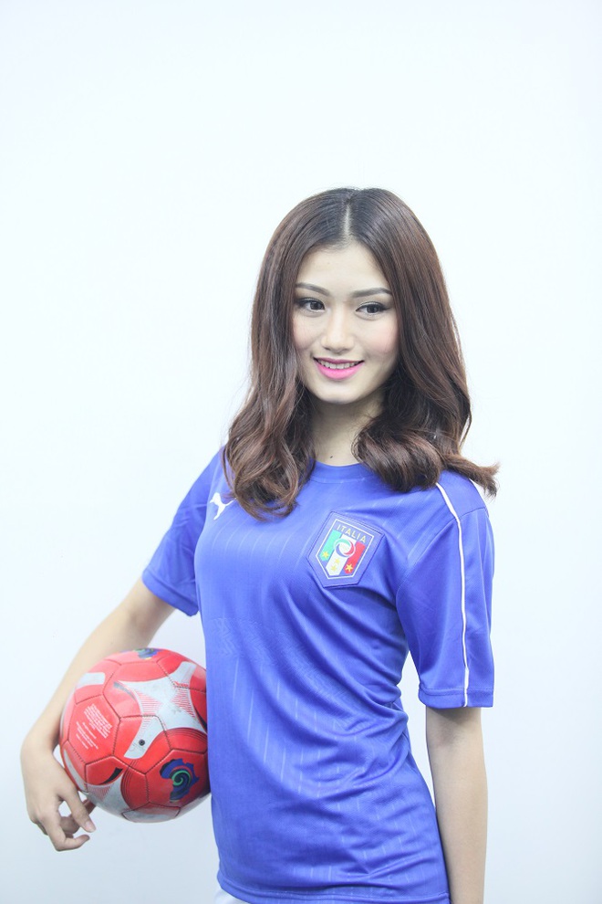 Fan Việt xinh đẹp buồn rơi nước mắt vì Italia - Ảnh 4.
