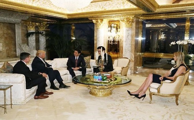 Ivanka Trump góp mặt trong cuộc gặp giữa cha mình và Thủ tướng Nhật Bản Shinzo Abe hôm 17/11. Ảnh: AFP.