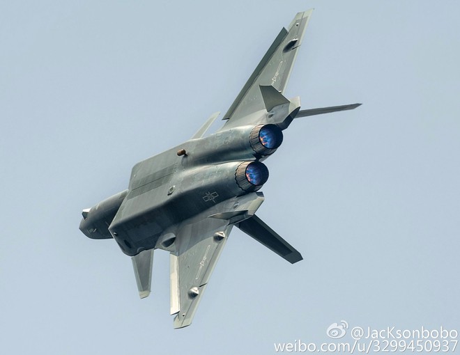 Tiêm kích J-20 Trung Quốc bỗng xuất hiện với diện mạo mới - Ảnh 3.