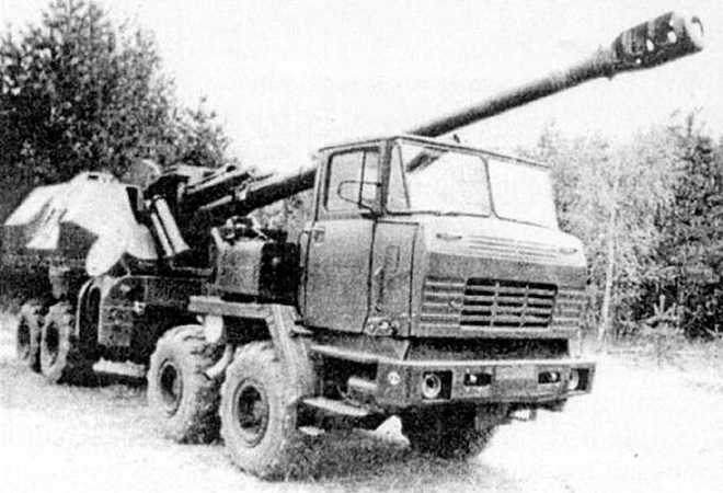 Pháo tự hành 152mm 2S35 Koalitsiya-SV phủ bạt ngụy trang gây sốt - Ảnh 1.