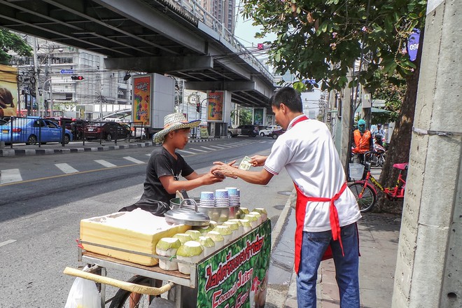 Người đàn ông giàu chê cười lão bán hàng rong và sự thật là... - Ảnh 1.