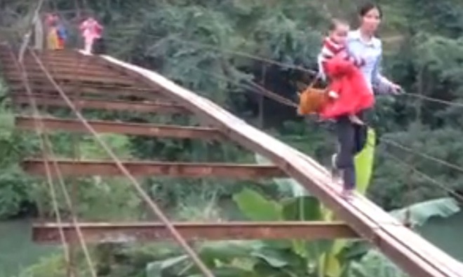 Cảnh tượng không tin nổi ở Việt Nam: Học sinh đi qua cây cầu chỉ còn trơ khung sắt - Ảnh 1.