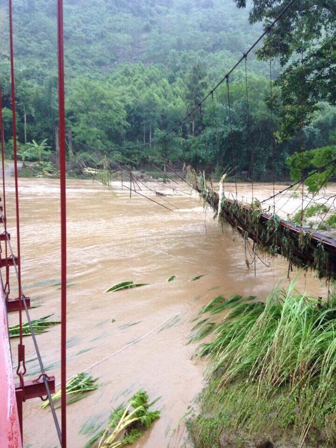 Lũ cuốn trôi lán công nhân khai thác vàng, 6 người thương vong - Ảnh 2.