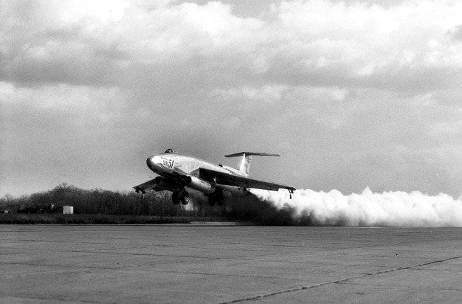 Martin XB-51 - Máy bay ném bom 3 động cơ phản lực kỳ lạ của Mỹ - Ảnh 3.