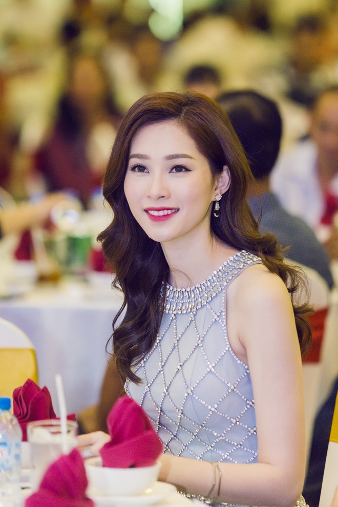 Hoa hậu Đặng Thu Thảo vẫn đẹp ngẩn ngơ dù đang bị ốm - Ảnh 5.