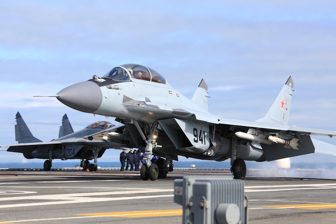 Mỹ dỡ bỏ lệnh cấm vũ khí: Tiêm kích F-16 đua với MiG-29K ở VN? - Ảnh 2.