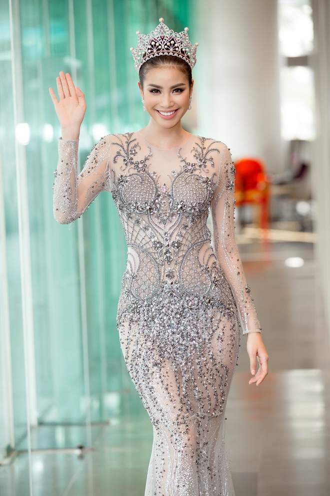 Hoa hậu Phạm Hương bật khóc khi nhìn lại chặng đường đã đi qua - Ảnh 11.