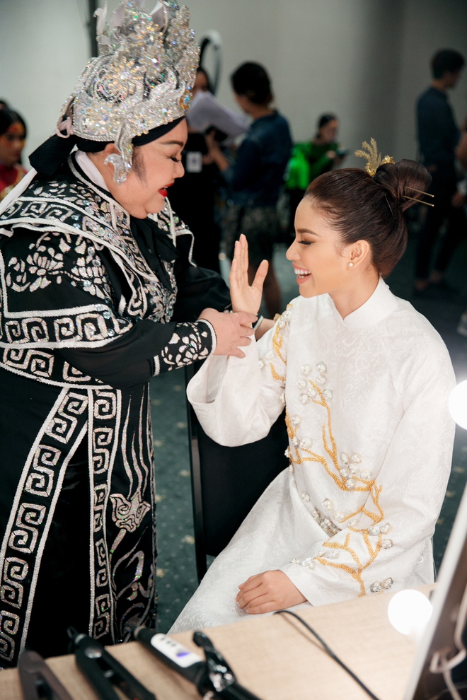 Phạm Hương cùng bà ngoại hát cải lương trên sàn diễn thời trang - Ảnh 1.