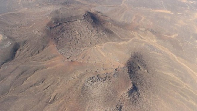 Dấu vết của nền văn minh 6000 năm tuổi bất ngờ nằm giữa sa mạc - Ảnh 1.