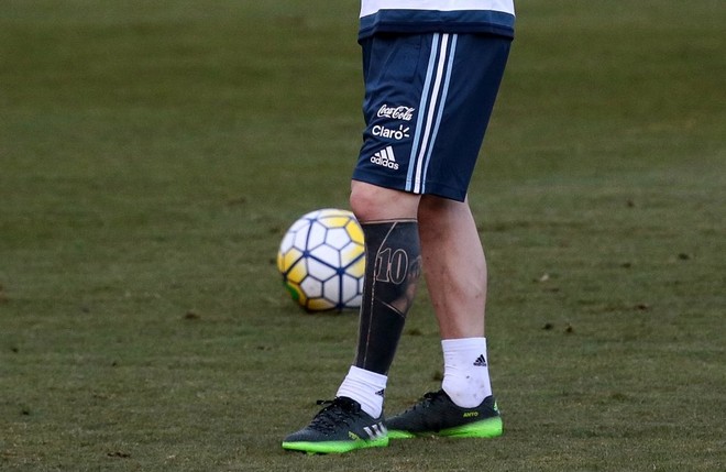 Trở về khoác áo ĐTQG, Messi khoe hình xăm khủng cực khó hiểu - Ảnh 5.