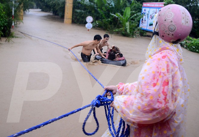 5 cô giáo mầm non dầm mình trong nước lũ ngập sâu quá đầu người cứu 20 học sinh - Ảnh 1.