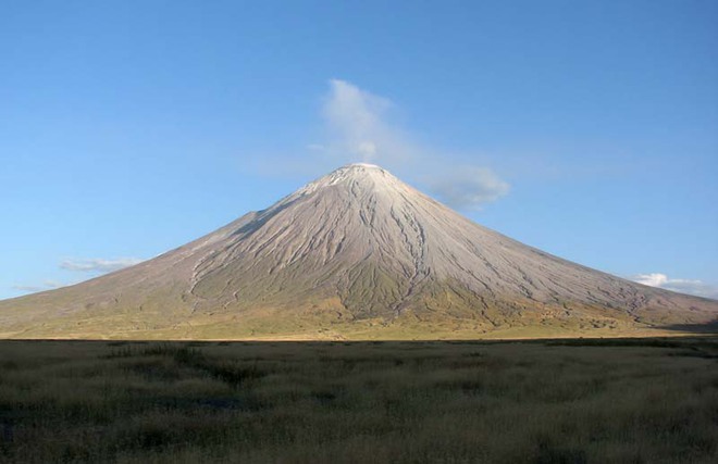 Phát hiện hơn 400 dấu chân bí ẩn tại vùng núi lửa ở châu Phi - Ảnh 3.