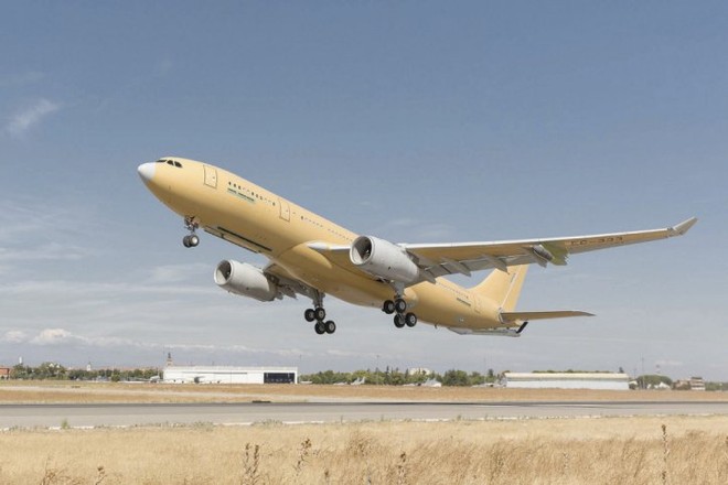 Máy bay tiếp dầu trên không A330 MRTT nâng cấp cất cánh lần đầu - Ảnh 1.