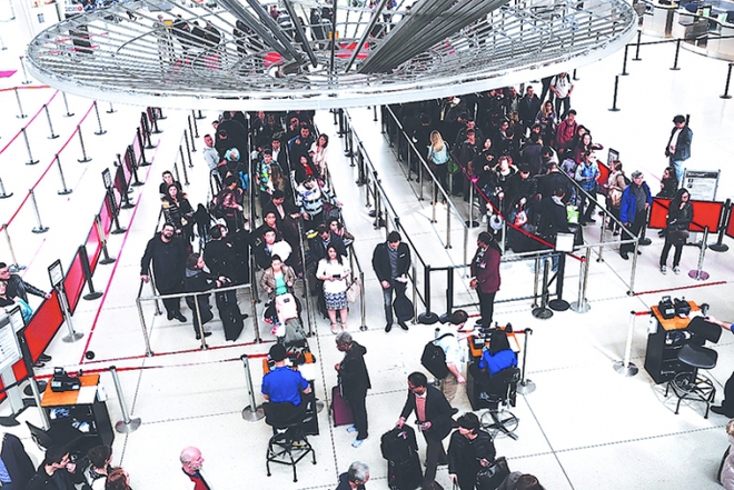 Hành khách tức giận vì bị “soi” lâu tại sân bay Mỹ - Ảnh 1.