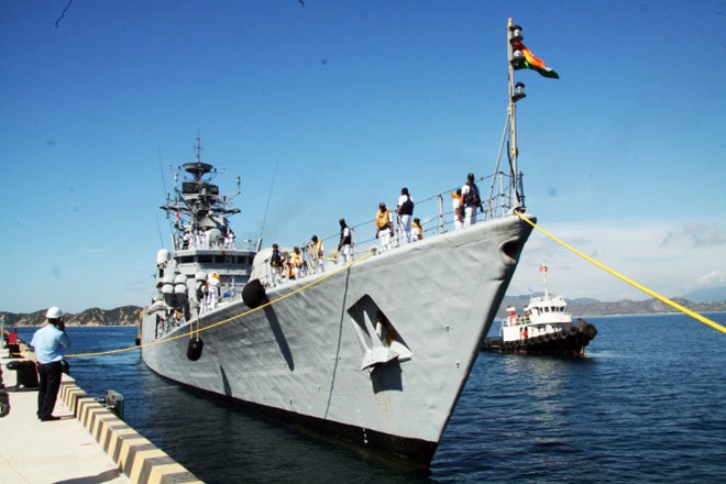 Hai tàu chiến Ấn Độ đầu tiên vào vịnh Cam Ranh  - Ảnh 1.