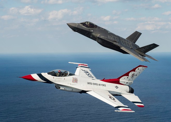 Bức ảnh chụp chung với F-16 khiến F-35 nhận... mưa gạch đá - Ảnh 2.