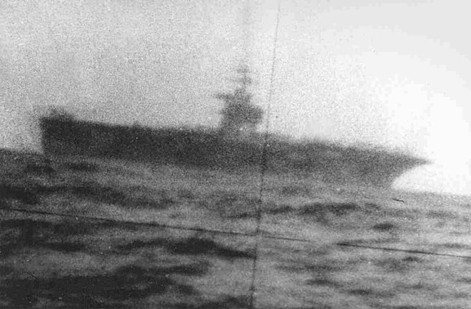 Bức ảnh để lộ vũ khí tối thượng đánh chìm tàu sân bay - Ảnh 3.