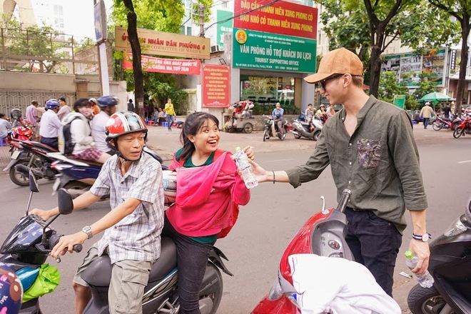 Soobin Hoàng Sơn đội nắng phát 5000 chai nước - Ảnh 3.