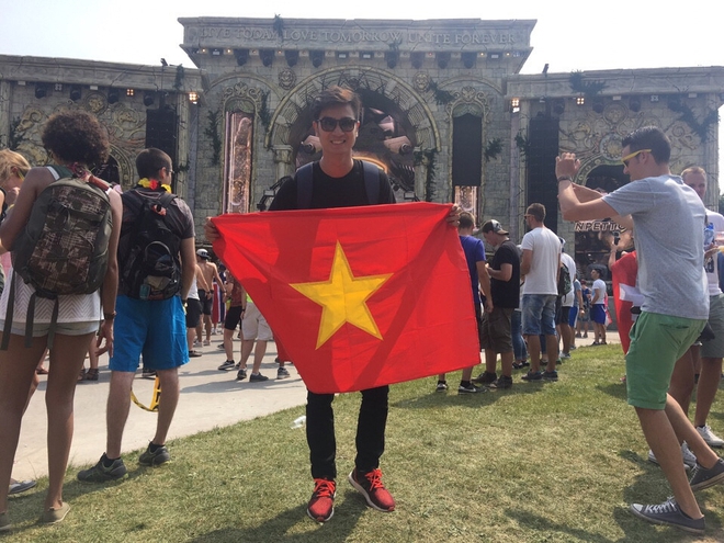 Quán quân The Remix cùng người yêu mang cờ Việt đến Tomorrowland - Ảnh 3.