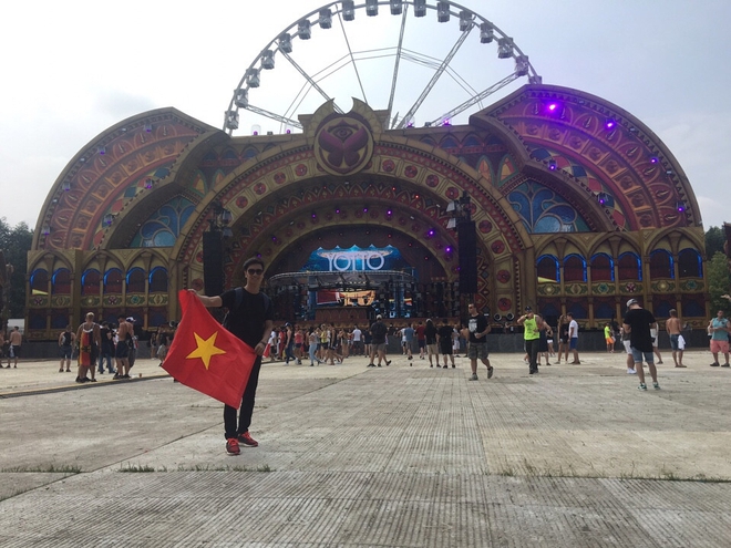 Quán quân The Remix cùng người yêu mang cờ Việt đến Tomorrowland - Ảnh 4.