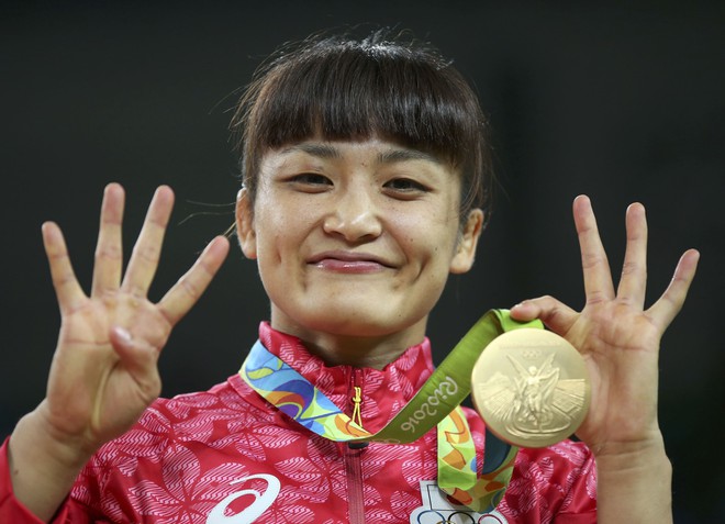 Đô vật Nhật khóc bên di ảnh mẹ trong ngày đi vào lịch sử Olympic - Ảnh 1.