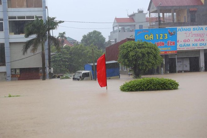 Mưa ngập nhiều thành phố, có nơi ngang thắt lưng - Ảnh 3.