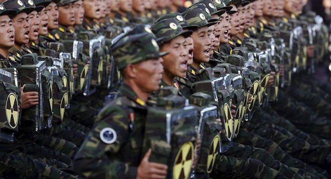 Lính Triều Tiên được trang bị ba lô hạt nhân - Ảnh 1.