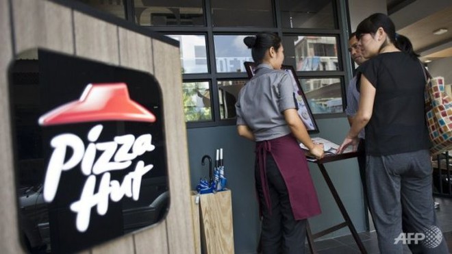 Pizza Hut bị tố sử dụng nguyên liệu hết hạn ở Indonesia - Ảnh 1.