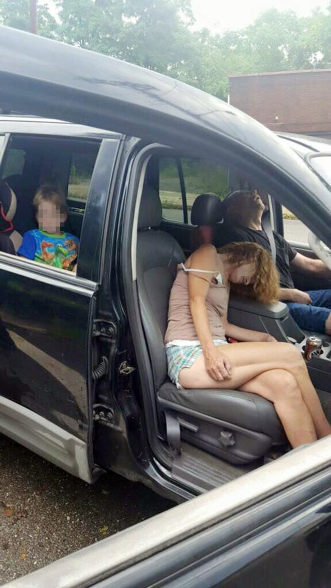 Cảnh sát Mỹ cảnh tỉnh cha mẹ phê thuốc để con trên xe - Ảnh 1.