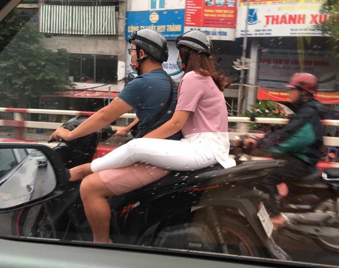 Hết hồn với kiểu ngồi bá đạo sau xe người yêu của thiếu nữ Việt - Ảnh 1.