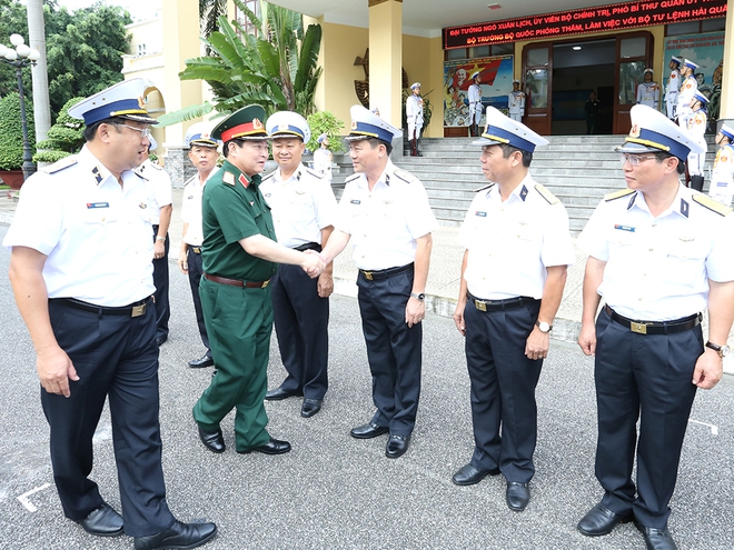 Bộ trưởng Bộ Quốc phòng thăm và làm việc tại Bộ Tư lệnh Hải quân - Ảnh 1.