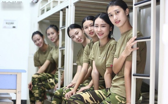 Các nữ sinh học quân sự xinh hơn hoa hậu làm cả trường náo loạn - Ảnh 1.