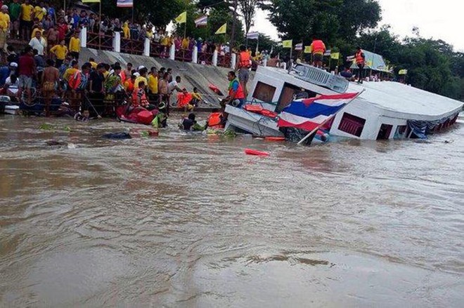 Hình ảnh hiện trường vụ lật tàu làm 13 người chết ở Thái Lan - Ảnh 1.