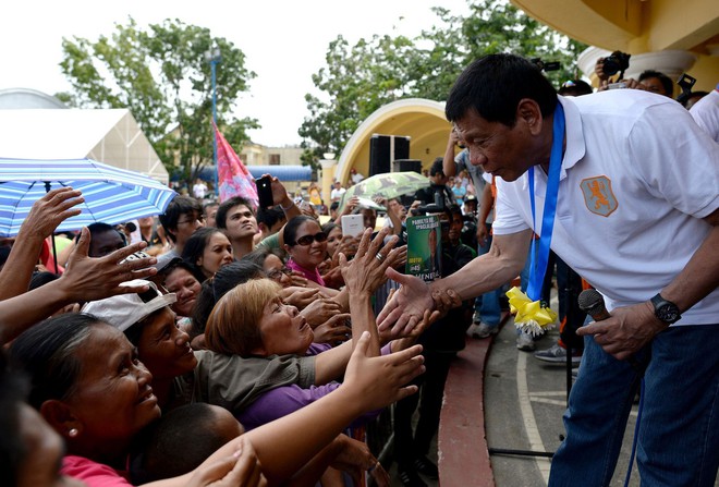 Hé lộ người soạn bản danh sách đẫm máu của ông Duterte - Ảnh 2.