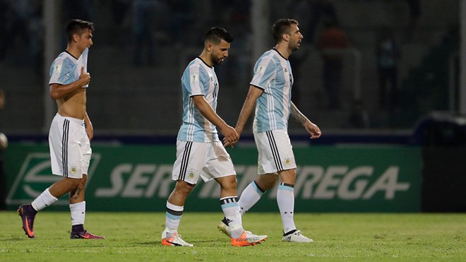 Argentina thua thảm, còn ai chê Messi kém Maradona? - Ảnh 1.