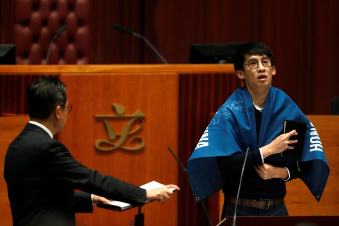 Nghị sĩ Hong Kong nổi giận, chửi Trung Quốc tại lễ tuyên thệ - Ảnh 2.