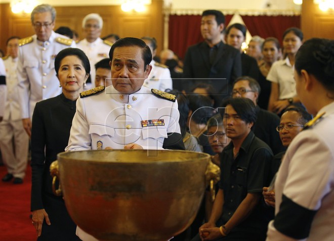Thái Lan cử hành lễ đón linh cữu Quốc vương Bhumibol Adulyadej - Ảnh 10.