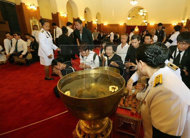 Thái Lan cử hành lễ đón linh cữu Quốc vương Bhumibol Adulyadej - Ảnh 12.