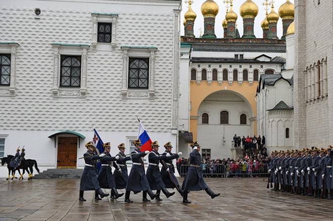 Ấn tượng nghi thức đổi ca gác của trung đoàn vệ binh Kremlin - Ảnh 2.