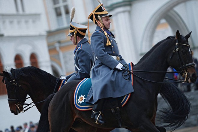 Ấn tượng nghi thức đổi ca gác của trung đoàn vệ binh Kremlin - Ảnh 3.