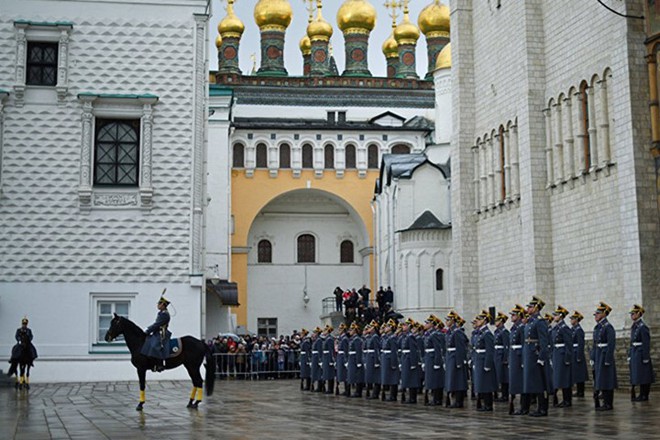 Ấn tượng nghi thức đổi ca gác của trung đoàn vệ binh Kremlin - Ảnh 8.